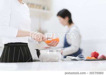 母親和女孩做飯 母親和女孩做飯 38570860