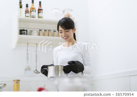 Female in her twenties cooking 38570954