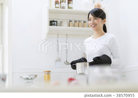 女性在她二十多歲的烹飪 38570955