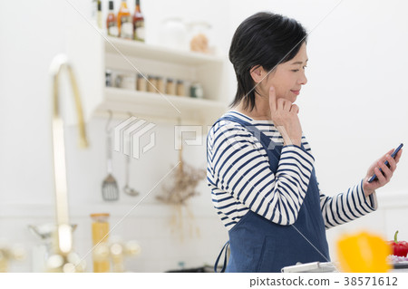 審查與智能手機的主婦一個菜單 審查與智能手機的主婦一個菜單 38571612
