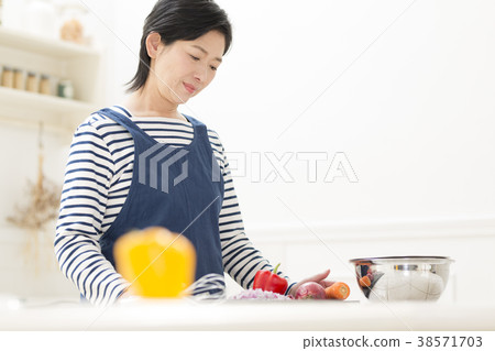 家庭主婦做飯 38571703