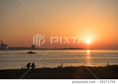 Sunset time 38571759