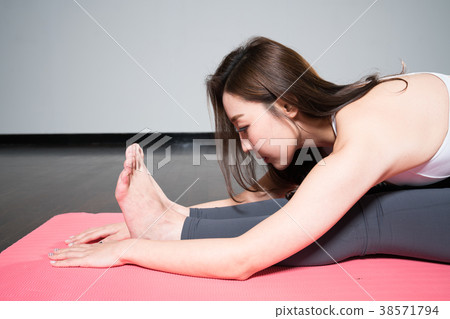 yoga 38571794