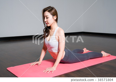 yoga 38571804