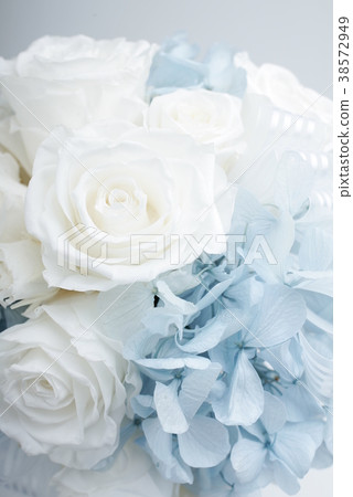 Preserved flower bouquet blue and white 38572949