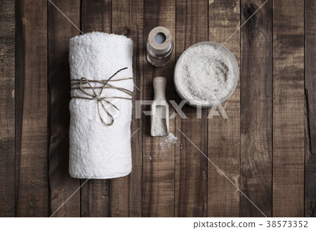 Towel and sea salt 38573352