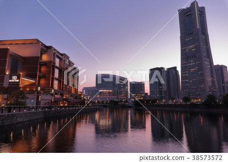 Twilight Minato Mirai Canal Scenery 38573572