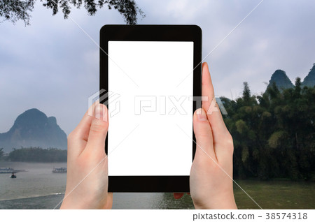 tourist photograps river in Yangshuo 38574318