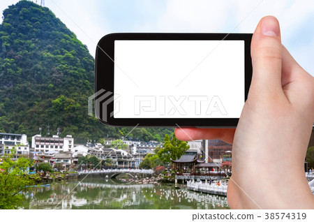 tourist photograps Yangshuo town in spring 38574319
