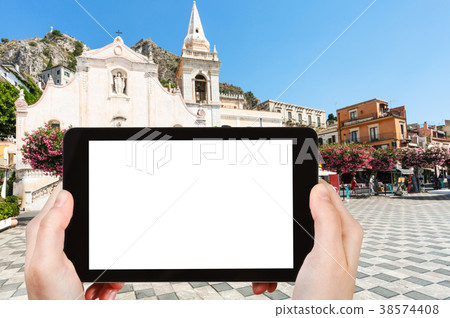tourist photographs piazza 9 aprile in Taormina 38574408
