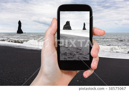 tourist photographs Reynisdrangar basalt stacks tourist photographs Reynisdrangar basalt stacks 38575067