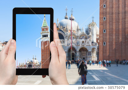 tourist photographs campanile of St Mark Cathedral tourist photographs campanile of St Mark Cathedral 38575079