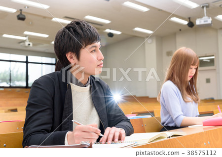 大學生在大型教室裡上課 38575112