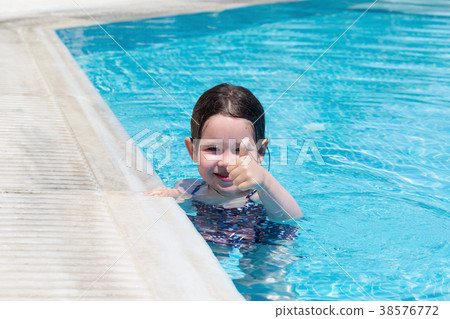 Little girl swimming in a pool 38576772