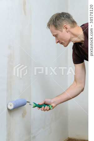 Glueing wallpapers at home. Glueing wallpapers at home. 38578120