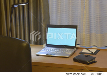 辦公桌和電腦 辦公桌和電腦 38580843