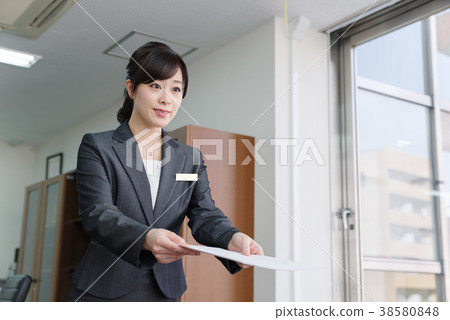 提交文件的衣服的女人 提交文件的衣服的女人 38580848