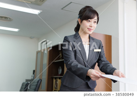 提交文件的衣服的女人 提交文件的衣服的女人 38580849
