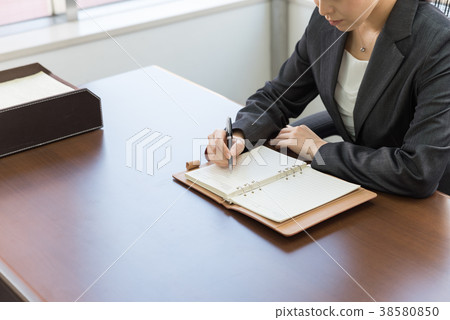 衣服文字的婦女在筆記本 衣服文字的婦女在筆記本 38580850