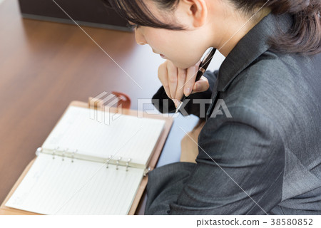 衣服文字的婦女在筆記本 衣服文字的婦女在筆記本 38580852