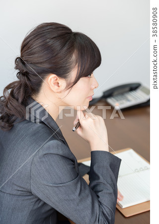 衣服文字的婦女在筆記本 38580908