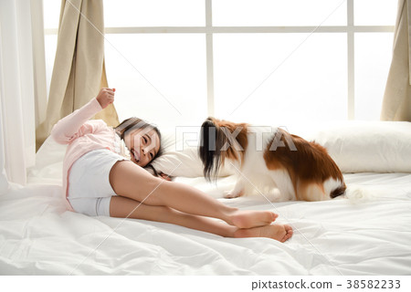 Puppies and children 38582233