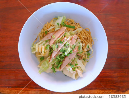 chinese noodle with wonton 38582685