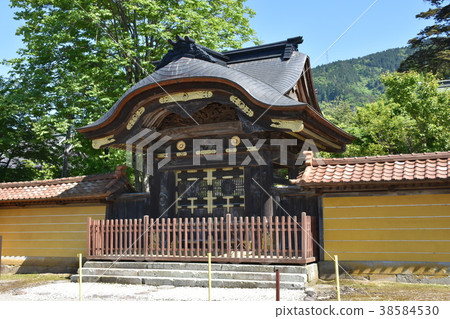 Inami Zuisenji Shikidaimon (Chrysanthemum Gate) 38584530