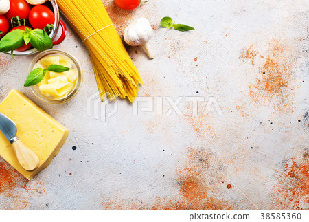 raw spaghetti 38585360