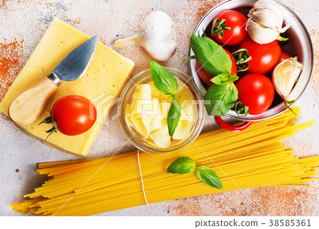 raw spaghetti 38585361