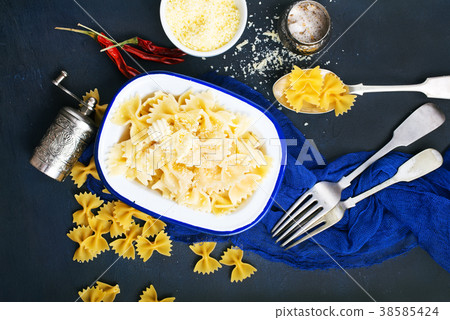 Pasta sprinkled with cheese 38585424