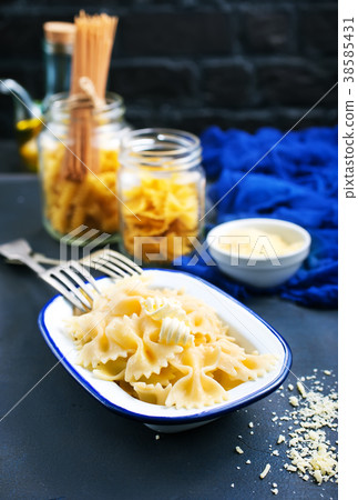 Pasta sprinkled with cheese 38585431