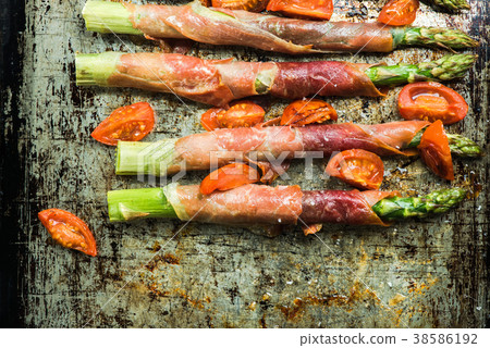 Healthy brunch, asparagus with prosciutto ham Healthy brunch, asparagus with prosciutto ham 38586192