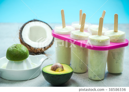 Making healthy refreshing popsicles 38586336