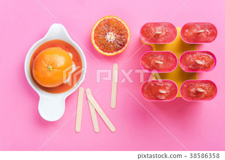 Making homemade healthy popsicles 38586358