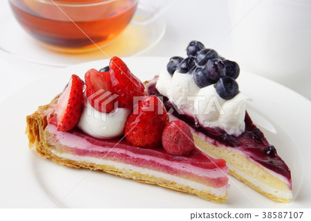 Strawberry tart blueberry tart 38587107