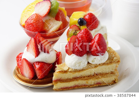 Strawberry cake 38587844