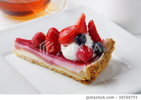 Strawberry cake 38588755