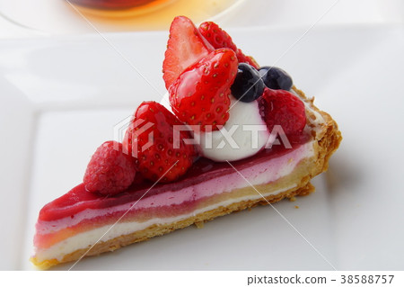 Strawberry cake 38588757