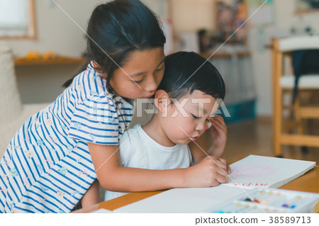 older sister and younger brother, younger, living room 38589713