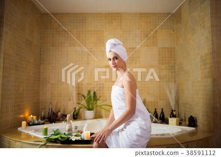 Pretty Woman in Modern Bathroom Pretty Woman in Modern Bathroom 38591112