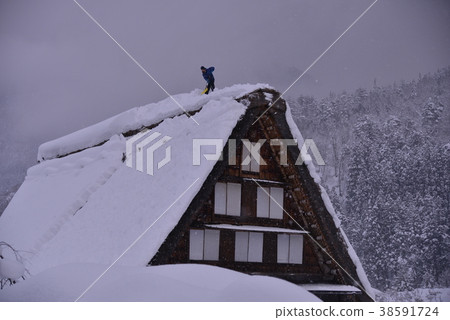 Winter scene of Shirakawago, Gifu Prefecture Winter scene of Shirakawago, Gifu Prefecture 38591724