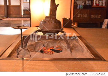 Making the palm of Shirakawago, Gifu Prefecture Making the palm of Shirakawago, Gifu Prefecture 38592364