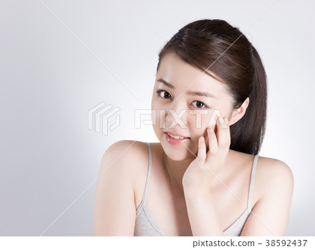檢查她的皮膚用她的手的婦女 檢查她的皮膚用她的手的婦女 38592437