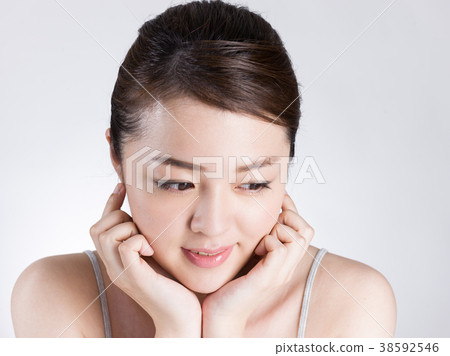 一個女人因雙手放在眉毛上而感到困擾 38592546