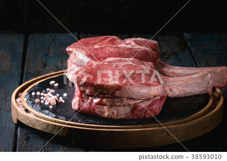 Raw tomahawk steak 38593010