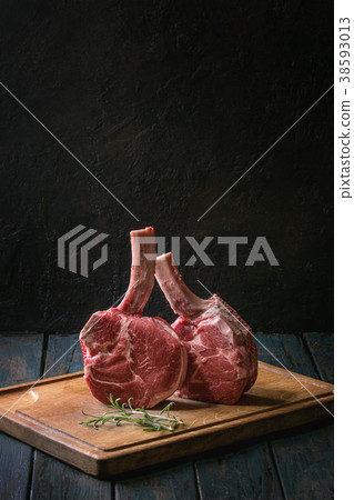 Raw tomahawk steak 38593013