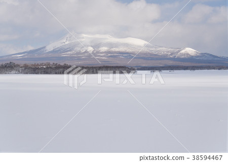在冬天拍攝Nanie Town大沼公園的冰凍大沼和白雪皚皚的Komagatake景觀 在冬天拍攝Nanie Town大沼公園的冰凍大沼和白雪皚皚的Komagatake景觀 38594467