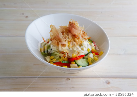 Salad with cucumber, bell pepper, corn and tuna  38595324