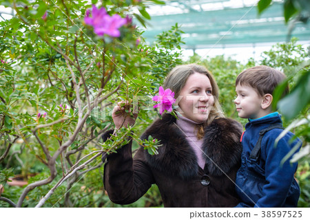 Beautiful woman holding her little adorable kid 38597525